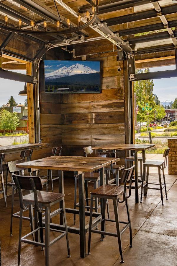Ski Inn Taphouse Hotel Систерс Экстерьер фото